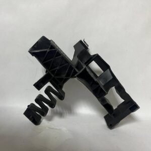 Кріплення фари праве А6С8