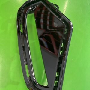 Права решітка протитуманої фари Toyota Rav 4 2021+